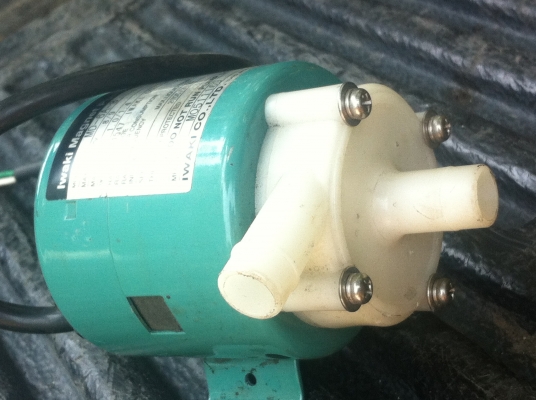 ปั๊มแม่เหล็ก ยี่ห้อ Iwaki Magnet Pump ขนาดเล็ก ได้ปริมาณน้ำ 8 - 9 ลิตร์ต่อนาที