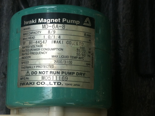 ปั๊มแม่เหล็ก ยี่ห้อ Iwaki Magnet Pump ขนาดเล็ก ได้ปริมาณน้ำ 8 - 9 ลิตร์ต่อนาที