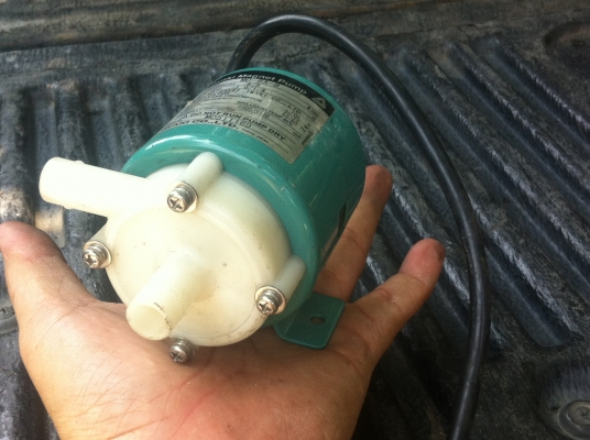 ปั๊มแม่เหล็ก ยี่ห้อ Iwaki Magnet Pump ขนาดเล็ก ได้ปริมาณน้ำ 8 - 9 ลิตร์ต่อนาที