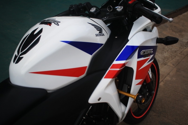 __C B R 250 เบรคABS สีขาว โฉมใหม่ 79,000 ฿__