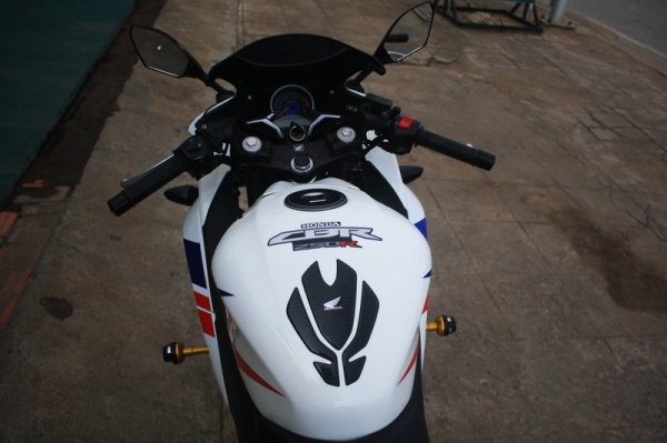 __C B R 250 เบรคABS สีขาว โฉมใหม่ 79,000 ฿__