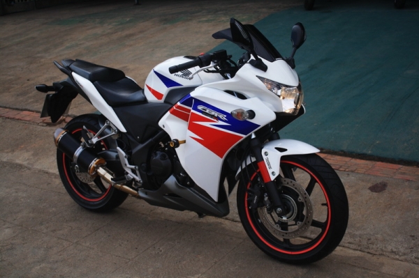 __C B R 250 เบรคABS สีขาว โฉมใหม่ 79,000 ฿__