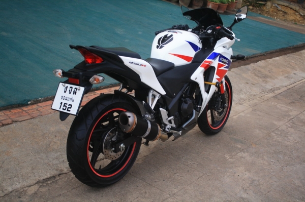 __C B R 250 เบรคABS สีขาว โฉมใหม่ 79,000 ฿__