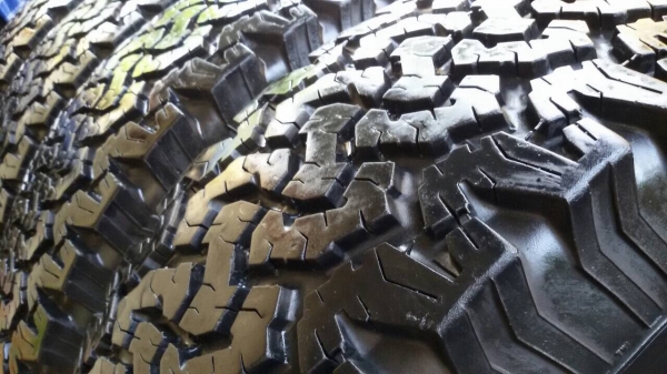 ขายยาง bf all 35 x 12.5 r15 ดอกเต็มติดหนวดครับ