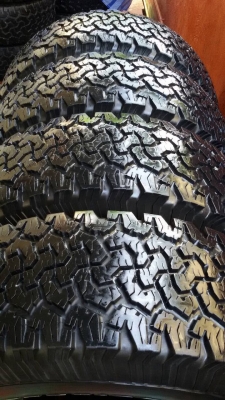 ขายยาง bf all 35 x 12.5 r15 ดอกเต็มติดหนวดครับ