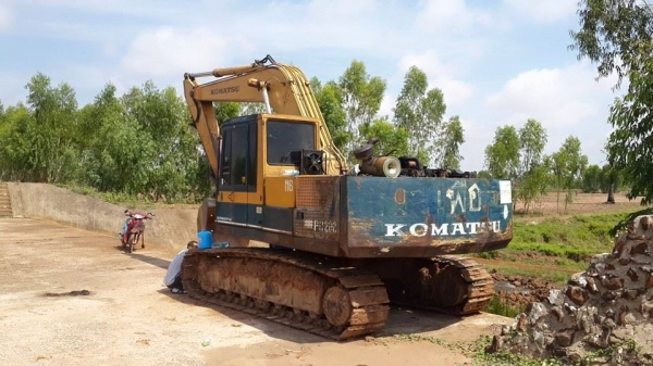 ขายรถขุดแบ็ค KOMATSU 200-3 เอกสารอินวอยซ์ เก่านอก บูมสวย เครื่องดี ทำงานได้ สภาพเดิมสวย ทำงานดี