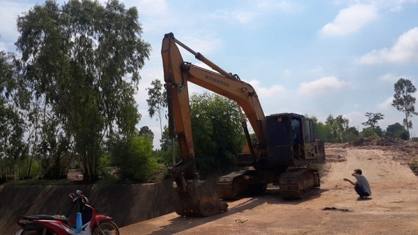 ขายรถขุดแบ็ค KOMATSU 200-3 เอกสารอินวอยซ์ เก่านอก บูมสวย เครื่องดี ทำงานได้ สภาพเดิมสวย ทำงานดี