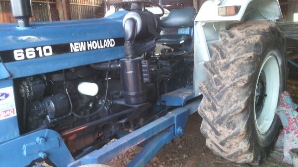 ขายรถไถฟอร์ดเสื้อลายพร้อมลุยงานหนักเอกสารพร้อมจดทะเบียนโอน325000บาท