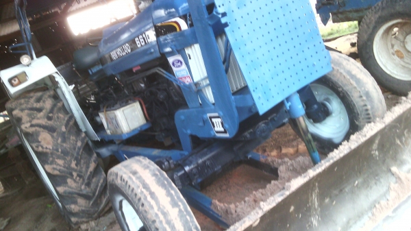 ขายรถไถฟอร์ดเสื้อลายพร้อมลุยงานหนักเอกสารพร้อมจดทะเบียนโอน325000บาท