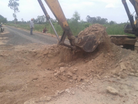 KOMATSU PC200-3สภาพพรอมใช้ รถกำลังทำงานอยู่ เอกสารใบแจ้งจำหน่ายอินร์วอยน์ เครื่องเดิม ปั้มพ์เดิม 0857698049 0887115178