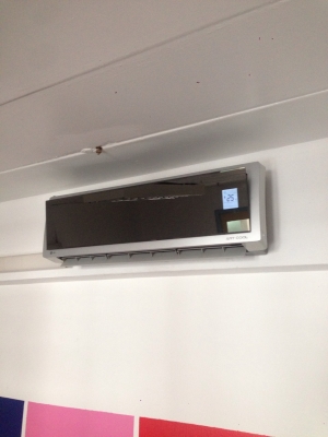 **** ขายแอร์ LG 9000 BTU ตัวหน้ากระจก  ****