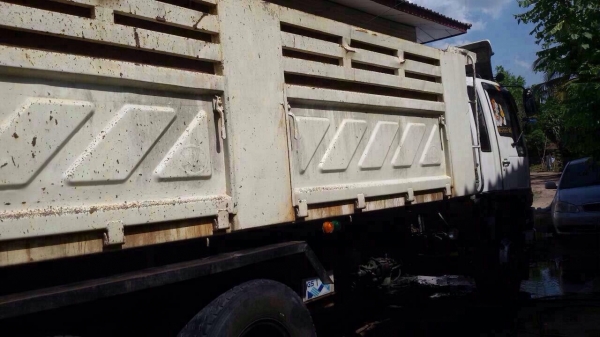 ขายรถบรรทุกสิบล้อดัมพ์ HINO 3M เครื่องเดิม 240 แรง 2 เพลา มีระบบลากพ่วง กระบะดัมพ์สามมิตร