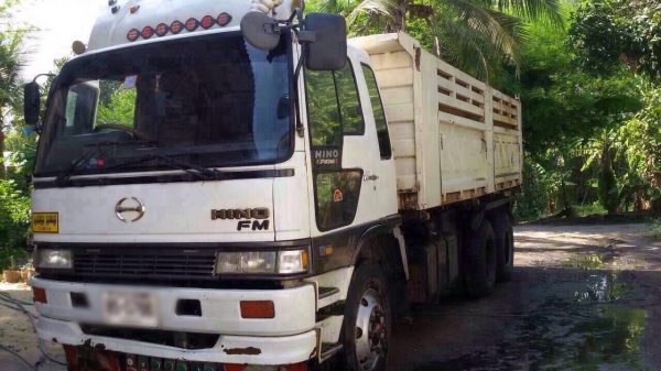 ขายรถบรรทุกสิบล้อดัมพ์ HINO 3M เครื่องเดิม 240 แรง 2 เพลา มีระบบลากพ่วง กระบะดัมพ์สามมิตร