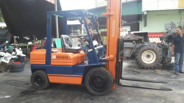 TOYOTA 5FD30 ขนาด3ตัน เสาสูง5.5เมตร เกียร์ธรรมดา เครื่องยนต์ดีเซล1Z ยางตัน4เส้น รับประกันเครื่องเกียร์3เดือน ราคาต่อรองได้0816161541