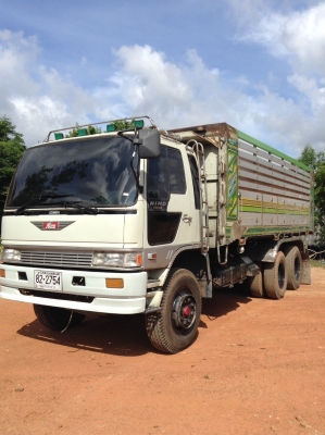 ขาย 10 ล้อ hino 3 m สองเพลา  เครื่อง po 9 c 315 แรงม้า เกรียร์ติดเครื่อง  ไม่มีสโลว์  ยางดี 2 เส้นกระบะเนียม  หัวมีทำสีบ้าง ทะเบียนพร้อมโอน