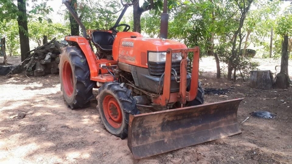 ขายรถแทรคเตอร์ คูโบต้า L3408 อุปกรณ์ครบ3ชิ้น ใบมีดหน้า ผานหลัง คราด สภาพพร้อมใช้งาน ออกมือเดียวป้ายแดงเอกสารเล่มทะเบียนพร้อมโอน