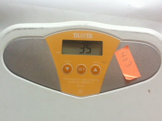 เครื่องตรวจสอบร่างกายเบื้องต้น  TANITA สามารถเช็คดัชนีมวลกาย เปอร์เซ็นต์ไขมันในร่ายการ