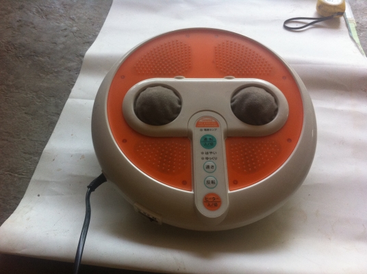 เครื่องนวดเท้าและส่วนอื่นๆ TWINBIRD ด้วยการหมุนปุ่มนวดสองด้าน