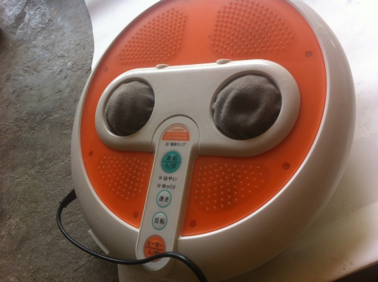 เครื่องนวดเท้าและส่วนอื่นๆ TWINBIRD ด้วยการหมุนปุ่มนวดสองด้าน