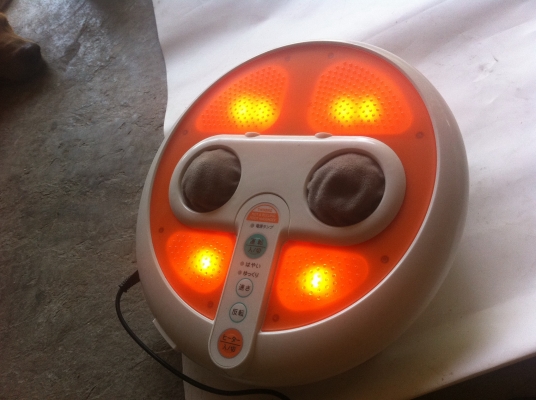 เครื่องนวดเท้าและส่วนอื่นๆ TWINBIRD ด้วยการหมุนปุ่มนวดสองด้าน