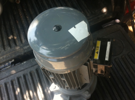 ปั๊มน้า HITASHI ขนาด 2 แรงม้า จากญี่ปุ่นทางเข้า 2 นิ้ว ทางออกประมาณ 1.5 นิ้ว แบบหน้าแปลน