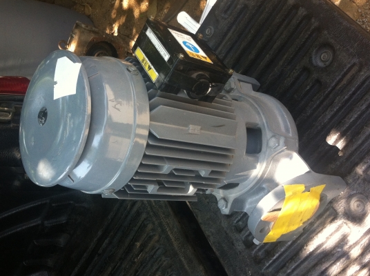 ปั๊มน้า HITASHI ขนาด 2 แรงม้า จากญี่ปุ่นทางเข้า 2 นิ้ว ทางออกประมาณ 1.5 นิ้ว แบบหน้าแปลน