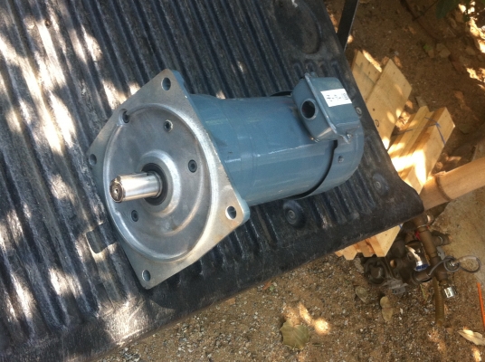 มอเตอร์เกียร์  FUJI ขนาด 400 W. พร้อมเบรคไฟฟ้าป้องกันการหมุนฟรี ยังไม่ได้ใช้งาน