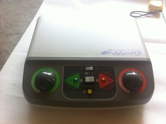 เครื่องบําบัดแบบสองอย่างในตัวเดียวกัน มีเบาะสั่นและแผ่นประคบร้อน