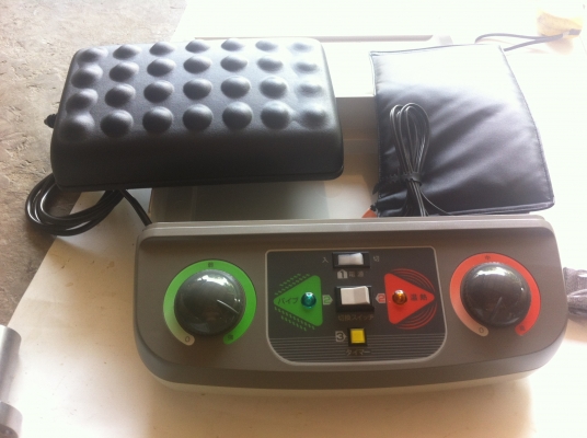 เครื่องบําบัดแบบสองอย่างในตัวเดียวกัน มีเบาะสั่นและแผ่นประคบร้อน