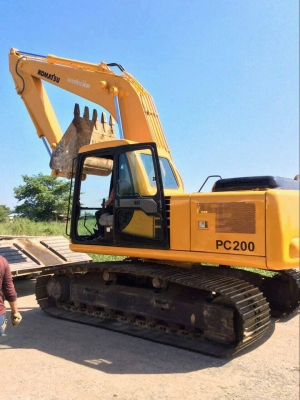 ขาย KOMATSU PC 200-6 สภาพสวยพร้อมใช้ ราคาต่อรองได้ ติดต่อได้ที่คุณ อ๊อฟ พิจิตร 086-737-9991