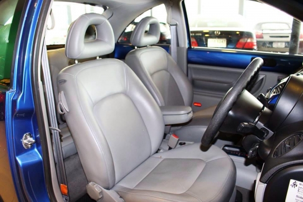 .VOLKSWAGEN Bettle 2.0 AT