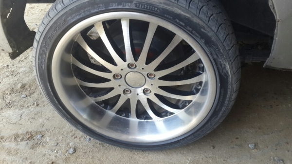 ขายล้อแม็กขอบ 18 หน้า 8 หลัง 9 5รู พร้อมยางนะคับ 4 วง ราคาใหม่ 6000 มาเอาไป