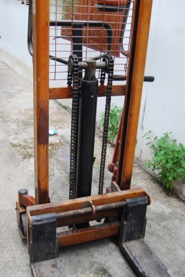 รถยกพาเลท สแตกเกอร์