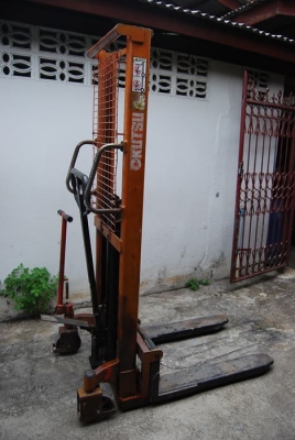 รถยกพาเลท สแตกเกอร์