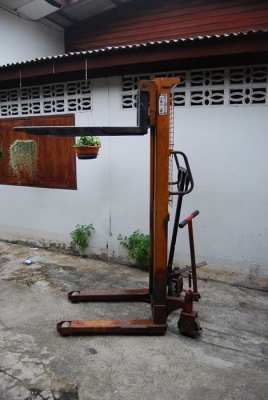 รถยกพาเลท สแตกเกอร์