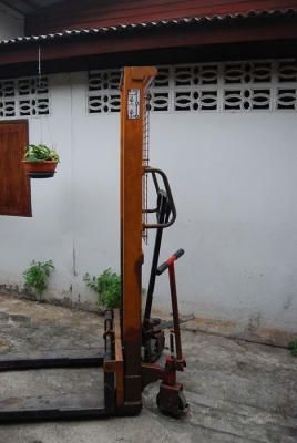 รถยกพาเลท สแตกเกอร์