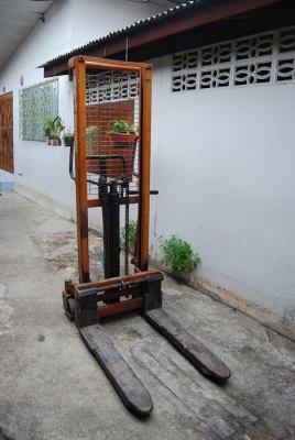 รถยกพาเลท สแตกเกอร์