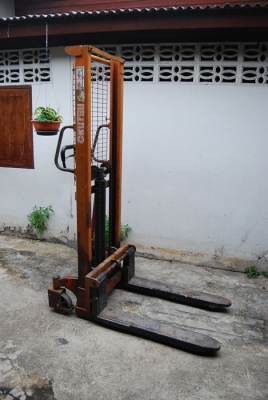 รถยกพาเลท สแตกเกอร์