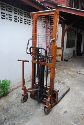 รถยกพาเลท สแตกเกอร์