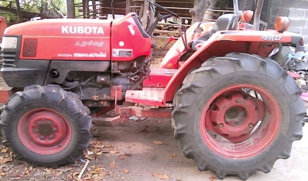 KUBOTA L3408 - 2 เพลา รถสภาพดีบอดี้สวยๆพร้อมใช้งาน อุปกรณ์ครบพร้อม มีใบดันหน้า,ผานพรวนดิน 5 เครื่องยนต์แรงดีกำลังไม่มีตก ระบบเกียร์ไม่มีปัญหาเดินหน้าถอยหลังใช้งานได้ดีครับ ระบบไฮดรอลิกส์ไม่มีแตกเยิ้ม หางยกได้ดีไม่มีปัญหา ช่วงล่างดียาง 4 เส้นประมาณ 60\% พร้