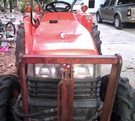 KUBOTA L3408 - 2 เพลา รถสภาพดีบอดี้สวยๆพร้อมใช้งาน อุปกรณ์ครบพร้อม มีใบดันหน้า,ผานพรวนดิน 5 เครื่องยนต์แรงดีกำลังไม่มีตก ระบบเกียร์ไม่มีปัญหาเดินหน้าถอยหลังใช้งานได้ดีครับ ระบบไฮดรอลิกส์ไม่มีแตกเยิ้ม หางยกได้ดีไม่มีปัญหา ช่วงล่างดียาง 4 เส้นประมาณ 60\% พร้