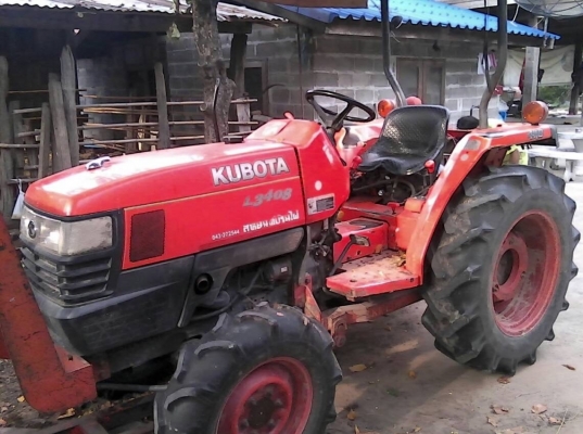 KUBOTA L3408 - 2 เพลา รถสภาพดีบอดี้สวยๆพร้อมใช้งาน อุปกรณ์ครบพร้อม มีใบดันหน้า,ผานพรวนดิน 5 เครื่องยนต์แรงดีกำลังไม่มีตก ระบบเกียร์ไม่มีปัญหาเดินหน้าถอยหลังใช้งานได้ดีครับ ระบบไฮดรอลิกส์ไม่มีแตกเยิ้ม หางยกได้ดีไม่มีปัญหา ช่วงล่างดียาง 4 เส้นประมาณ 60\% พร้