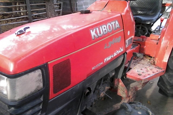 KUBOTA L3408 - 2 เพลา รถสภาพดีบอดี้สวยๆพร้อมใช้งาน อุปกรณ์ครบพร้อม มีใบดันหน้า,ผานพรวนดิน 5 เครื่องยนต์แรงดีกำลังไม่มีตก ระบบเกียร์ไม่มีปัญหาเดินหน้าถอยหลังใช้งานได้ดีครับ ระบบไฮดรอลิกส์ไม่มีแตกเยิ้ม หางยกได้ดีไม่มีปัญหา ช่วงล่างดียาง 4 เส้นประมาณ 60\% พร้