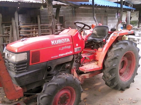 KUBOTA L3408 - 2 เพลา รถสภาพดีบอดี้สวยๆพร้อมใช้งาน อุปกรณ์ครบพร้อม มีใบดันหน้า,ผานพรวนดิน 5 เครื่องยนต์แรงดีกำลังไม่มีตก ระบบเกียร์ไม่มีปัญหาเดินหน้าถอยหลังใช้งานได้ดีครับ ระบบไฮดรอลิกส์ไม่มีแตกเยิ้ม หางยกได้ดีไม่มีปัญหา ช่วงล่างดียาง 4 เส้นประมาณ 60\% พร้