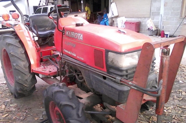KUBOTA L3408 - 2 เพลา รถสภาพดีบอดี้สวยๆพร้อมใช้งาน อุปกรณ์ครบพร้อม มีใบดันหน้า,ผานพรวนดิน 5 เครื่องยนต์แรงดีกำลังไม่มีตก ระบบเกียร์ไม่มีปัญหาเดินหน้าถอยหลังใช้งานได้ดีครับ ระบบไฮดรอลิกส์ไม่มีแตกเยิ้ม หางยกได้ดีไม่มีปัญหา ช่วงล่างดียาง 4 เส้นประมาณ 60\% พร้
