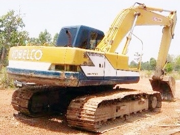 KOBELCO MARK III SK 200 รถบอดี้สวยสภาพดีพร้อมใช้งานได้เลยครับ เครื่องยนต์เดิมปั๊มเดิมๆแห้งดีแรงดีทำงานเร็ว ภายในเก๋งสะอาดสวย ไฟฟ้าตัด ภายนอกบูมอาร์มมีปะเล็กน้อยครับ ช่วงล่างแน่นดี เฟลมสวยไม่ผุ โรลเลอร์โซ่ใบแทรกสภาพดีประมาณ 60\% สป๊อกเก็ตใช้ได้อีกนาน ตัวเดิ