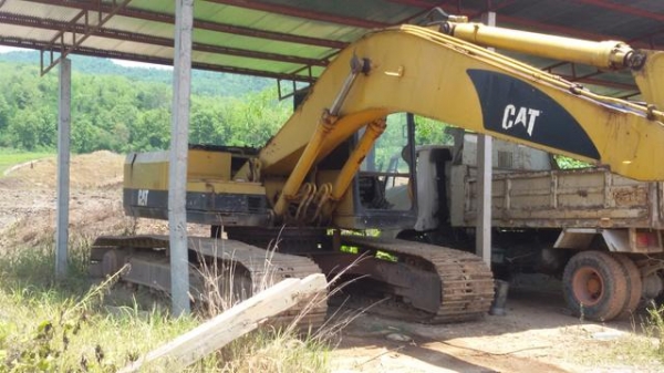 รถแม็คโค cat 200 b สภาพพร้อมใช้งาน สนใจโทร 0818843252 คุณ ทองศรี