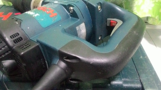 เครื่องสกัดคอนกรีตไฟฟ้า ยี่ห้อ BOSCH รุ่น GSH 388 X  สภาพพร้อมใช้งาน มีกล่องเก็บเรียบร้อยครับ