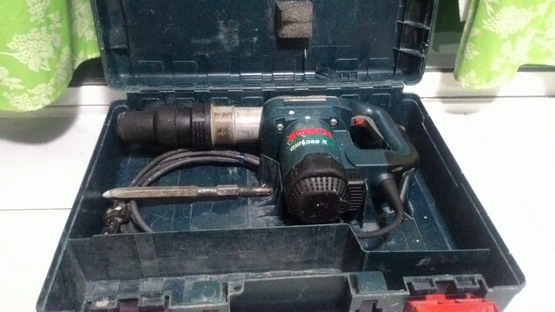 เครื่องสกัดคอนกรีตไฟฟ้า ยี่ห้อ BOSCH รุ่น GSH 388 X  สภาพพร้อมใช้งาน มีกล่องเก็บเรียบร้อยครับ