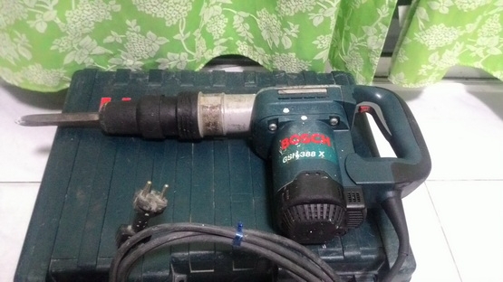 เครื่องสกัดคอนกรีตไฟฟ้า ยี่ห้อ BOSCH รุ่น GSH 388 X  สภาพพร้อมใช้งาน มีกล่องเก็บเรียบร้อยครับ